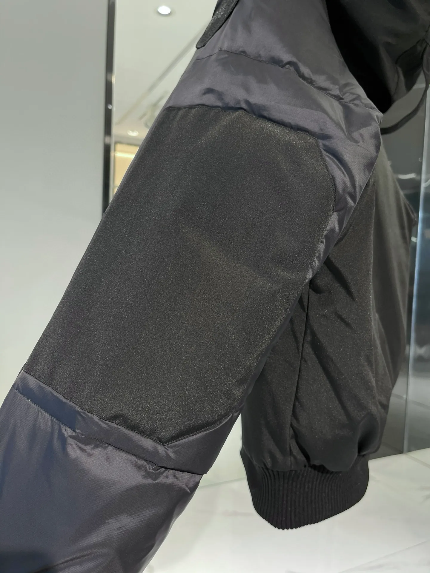 P900 Big Goose Soft Sleeve Short Bomber Jacket Canada Goose Canada Goose Chilliwack Series Solid Color Hooded Fitted Long Sleeve Down Jacket Paradigm Series Down Jacket Short Big Goose Soft Sleeve Down Jacket White The inner straps make the jacket easy to carry on the shoulders, freeing your hands. Special features: light, thick, handsome Size xs-xxl Color black, white